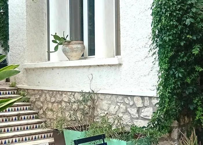 Grande 23 M2 Avec Salle De Bain, Wc Et Kitchenette Διαμέρισμα *